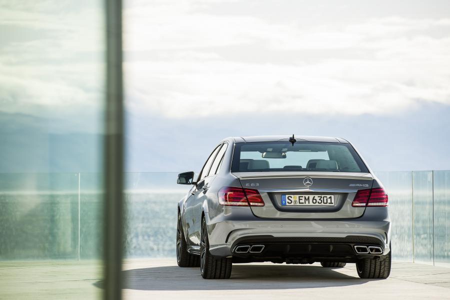  Mercedes-Benz E63 AMG 2013 года  (фото 8 из 17)